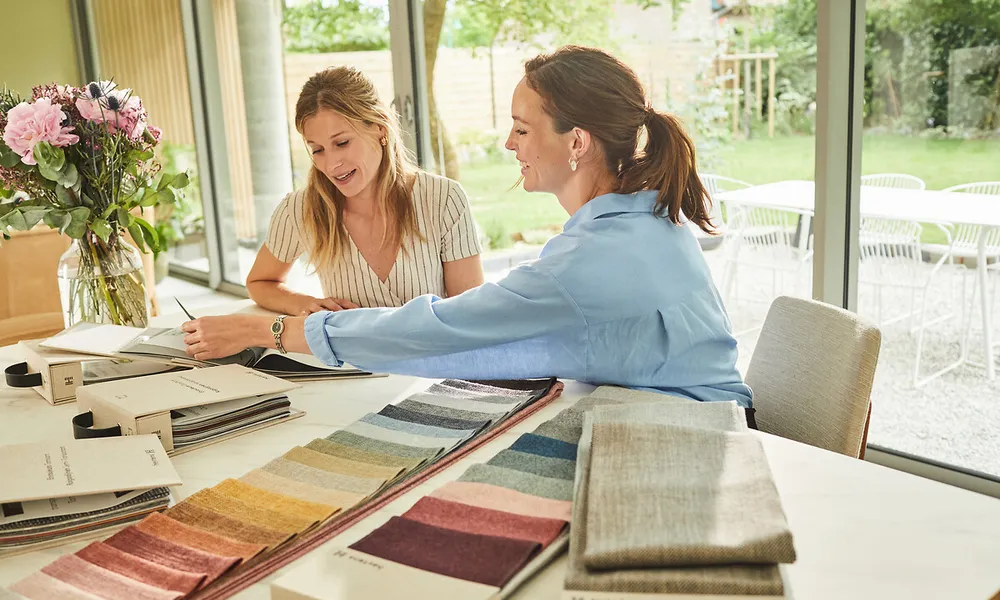 Conseillère Heytens à domicile présentant des échantillons