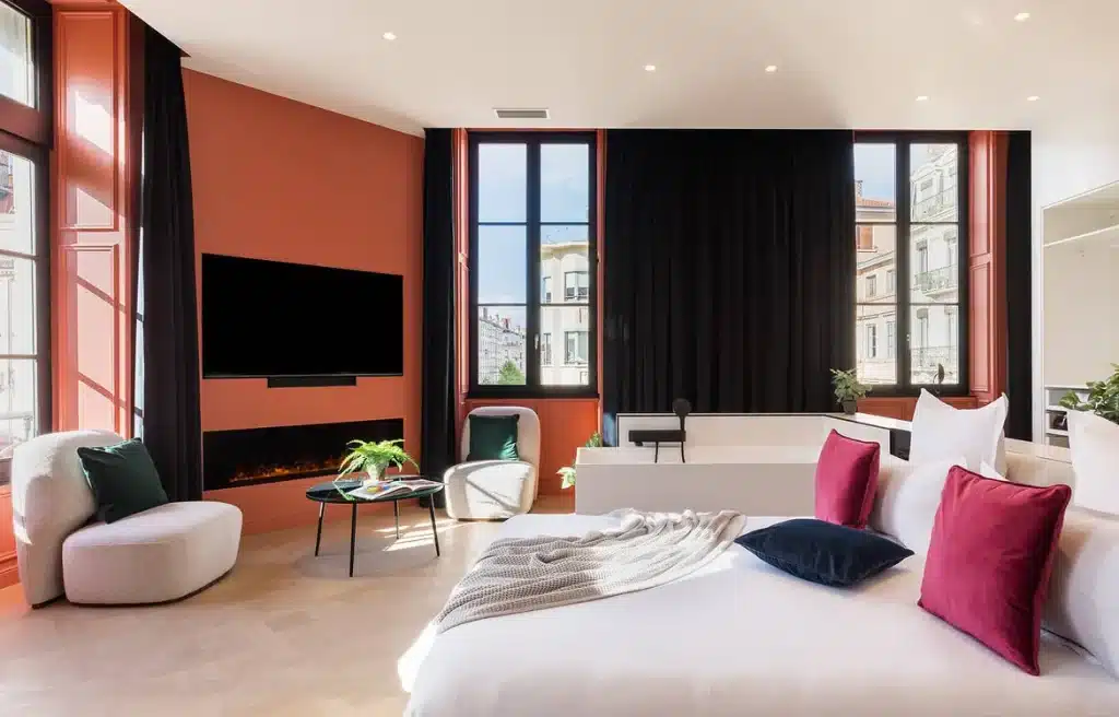 Rideau noir dans une chambre d'hôtel à Lyon